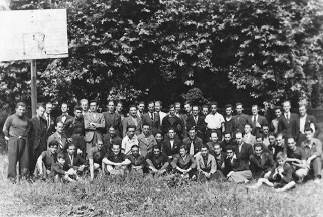 Les compagnons de la Communauté en juin 1942. Sur la photo, Marcel Barbu au centre, assis portant une cravate